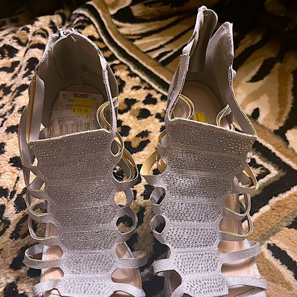 JASMIN SILVER GLITTER JEWELED STRAPPY WEDGE HEELS W/ ZIPPER BACK SIZE 10